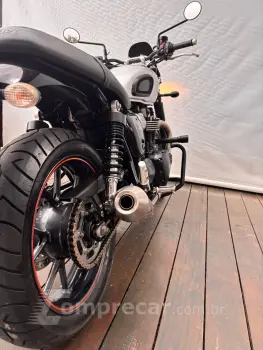 TRIUMPH STREET TWIN