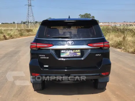 HILUX SW4 2.8 D-4D TURBO DIESEL SRX 4X4 AUTOMÁTICO