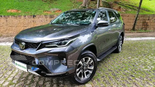 Toyota HILUX SW4 2.8 D-4D TURBO DIESEL SRX 4X4 AUTOMÁTICO 4 portas