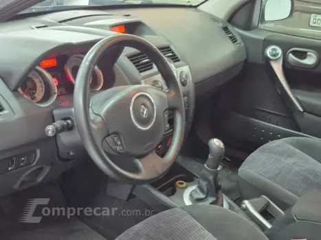 Megane Sedan Dynamique 1.6 16V (flex)