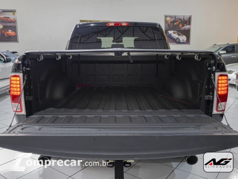 CLASSIC 5.7 V8 Laramie Night Edition CD 4X4