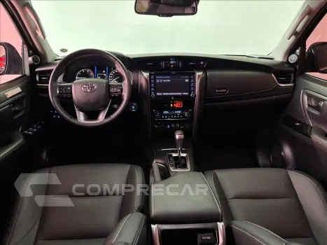 HILUX SW4 2.8 D-4D TURBO DIESEL SRX 7L 4X4 AUTOMÁ