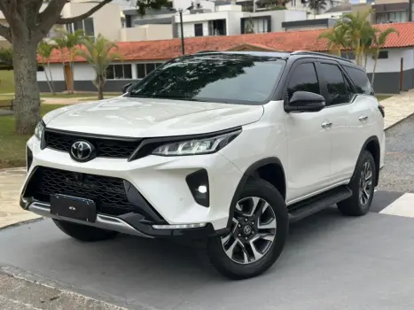 Toyota HILUX SW4 2.8 D-4D TURBO DIESEL DIAMOND 7L 4X4 AUTOMÁTICO 4 portas