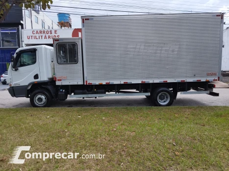 Mercedes-Benz Accelo 1016 (Baú + Cabine Suplementar) 2 portas