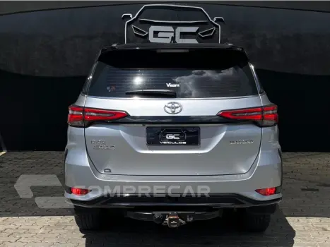 HILUX SW4 2.8 D-4D TURBO DIESEL DIAMOND 7L 4X4 AUTOMÁTICO