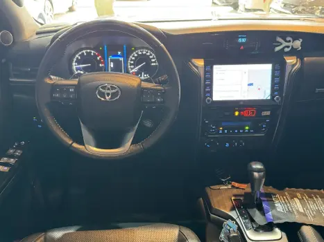 HILUX SW4 2.8 D-4D TURBO DIESEL SRX 7L 4X4 AUTOMÁTICO