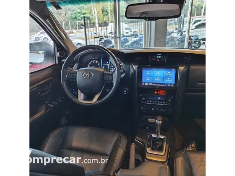 HILUX SW4 2.8 D-4D TURBO DIESEL SRX 7L 4X4 AUTOMÁTICO