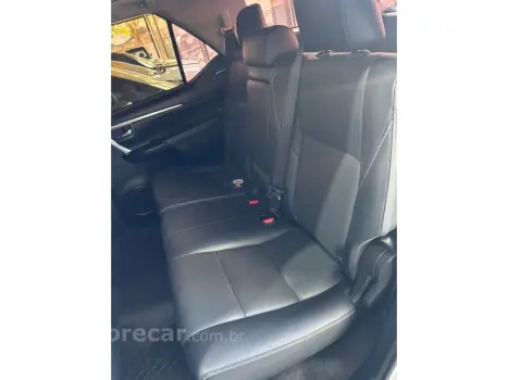 HILUX SW4 2.8 D-4D TURBO DIESEL SRX 7L 4X4 AUTOMÁTICO