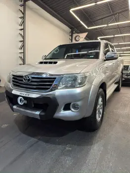 Toyota HILUX 3.0 SRV 4X4 CD 16V Turbo 4 portas