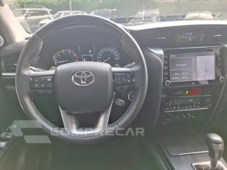 HILUX SW4 2.8 D-4D TURBO DIESEL SRX 7L 4X4 AUTOMÁ