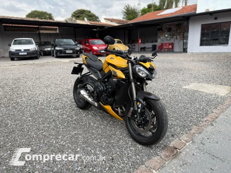 STREET TRIPLE RS