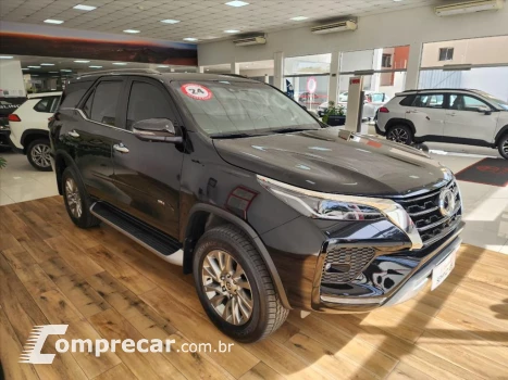 HILUX SW4 2.8 D-4D TURBO DIESEL SRX 7L 4X4 AUTOMÁ