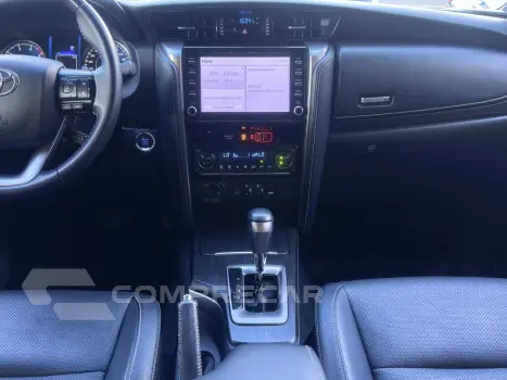 HILUX SW4 2.8 D-4D TURBO DIESEL SRX 7L 4X4 AUTOMÁTICO