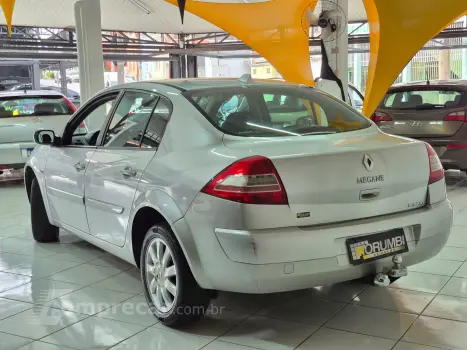 Megane Sedan Dynamique 1.6 16V (flex)