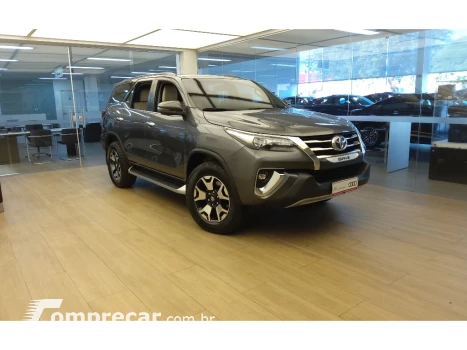 Toyota HILUX 2.8 SW4 SRX DIAMO. 4x4 TB DIE AUT. 4 portas