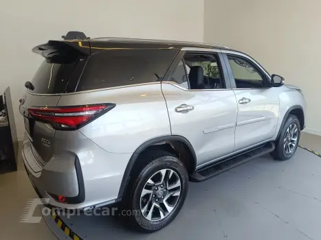 HILUX SW4 2.8 D-4D TURBO SRX PLATINUM 7L 4X4 AUTOMÁTICO