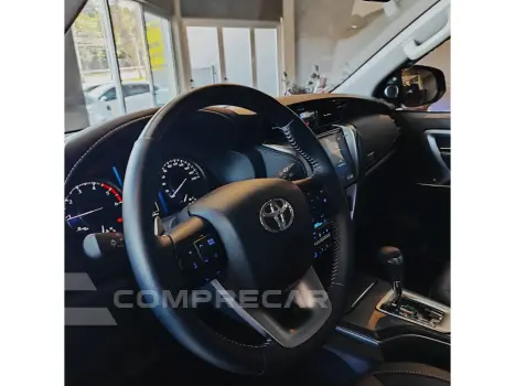 HILUX SW4 2.8 D-4D TURBO DIESEL SRX PLATINUM 7L 4X4 AUTOMÁTI