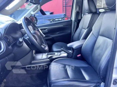 HILUX SW4 2.8 D-4D TURBO DIESEL SRX 7L 4X4 AUTOMÁTICO