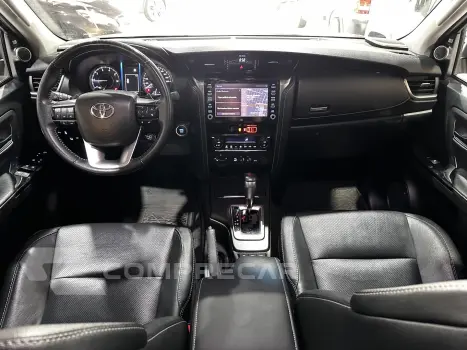 HILUX SW4 2.8 D-4D TURBO DIESEL SRX 7L 4X4 AUTOMÁTICO
