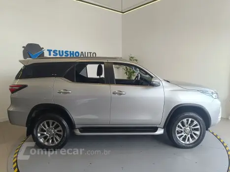 HILUX SW4 2.8 D-4D TURBO SRX 7L 4X4 AUTOMÁTICO