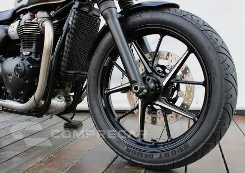 TRIUMPH STREET TWIN
