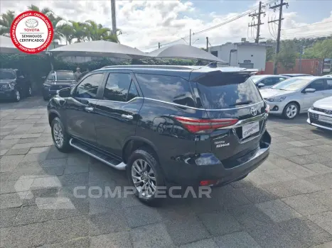 HILUX SW4 2.8 D-4D TURBO DIESEL SRX 7L 4X4 AUTOMÁ