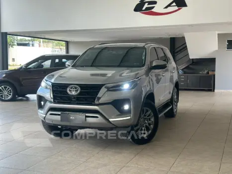 Toyota HILUX SW4 2.8 D-4D TURBO DIESEL SRX 7L 4X4 AUTOMÁTICO 4 portas