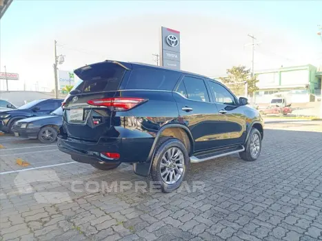 HILUX SW4 2.8 D-4D TURBO DIESEL SRX 7L 4X4 AUTOMÁ