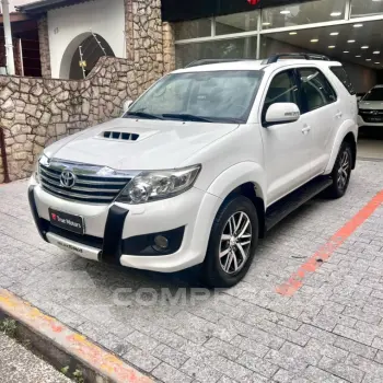 Toyota HILUX SW4 3.0 SRV 4X4 7 Lugares 16V Turbo Intercooler 4 portas