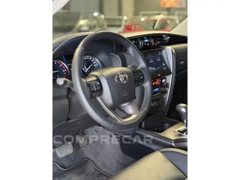 HILUX SW4 2.8 D-4D TURBO DIESEL SRX 7L 4X4 AUTOMÁTICO