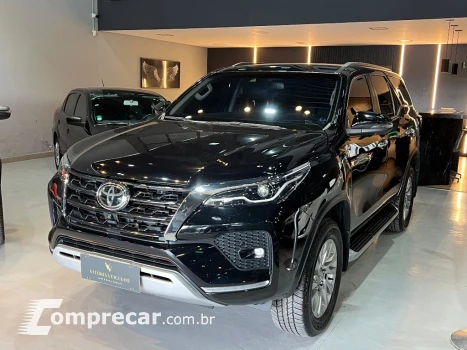 Toyota HILUX SW4 2.8 D-4D TURBO DIESEL SRX 7L 4X4 AUTOMÁTICO 4 portas