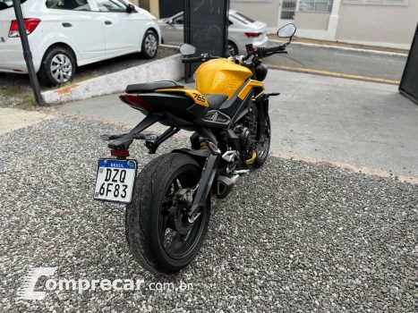 STREET TRIPLE RS
