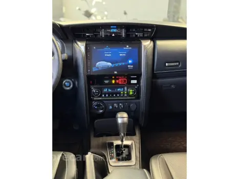 HILUX SW4 2.8 D-4D TURBO DIESEL SRX 7L 4X4 AUTOMÁTICO