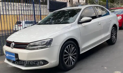Volkswagen Jetta 2.0 4P TSI HIGHLINE 200 CV AUTOMÁTICO 4 portas