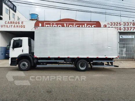 Volkswagen Constellation 17.190 + Baú 2 portas