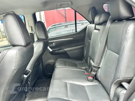 HILUX SW4 2.8 D-4D TURBO DIESEL SRX 7L 4X4 AUTOMÁTICO