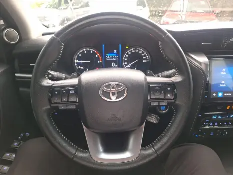 HILUX SW4 2.8 D-4D TURBO DIESEL SRX 7L 4X4 AUTOMÁ