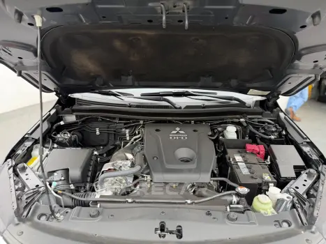 L200 Triton 2.4 16V Turbo Diesel Sport Hpe-S Terra Cd 4P 4X4