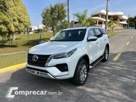 Toyota HILUX SW4 2.8 D-4D TURBO DIESEL SRX 4X4 AUTOMÁTICO 4 portas
