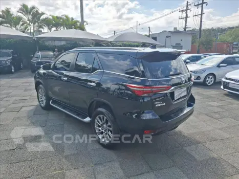 HILUX SW4 2.8 D-4D TURBO DIESEL SRX 7L 4X4 AUTOMÁ