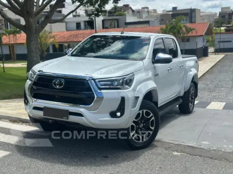 Toyota HILUX 2.8 D-4D TURBO DIESEL CD SRX PLUS 4X4 AUTOMÁTICO 4 portas
