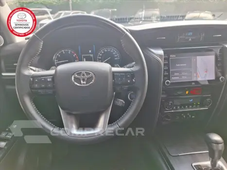 HILUX SW4 2.8 D-4D TURBO DIESEL SRX 7L 4X4 AUTOMÁ