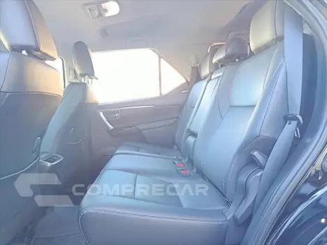 HILUX SW4 2.8 D-4D TURBO DIESEL SRX 7L 4X4 AUTOMÁ