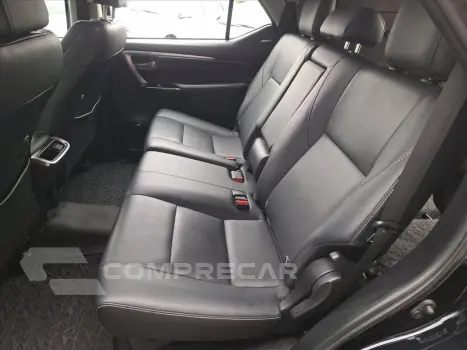 HILUX SW4 2.8 D-4D TURBO DIESEL SRX 7L 4X4 AUTOMÁ