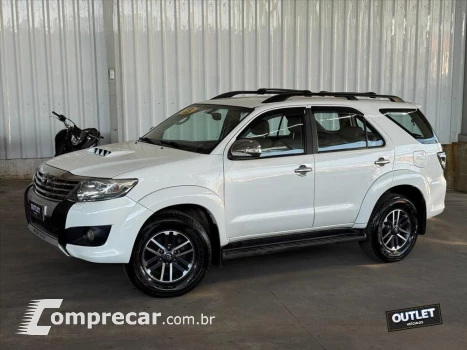 Toyota HILUX SW4 3.0 SRV 4X4 7 LUGARES 16V TURBO INTERCO 4 portas