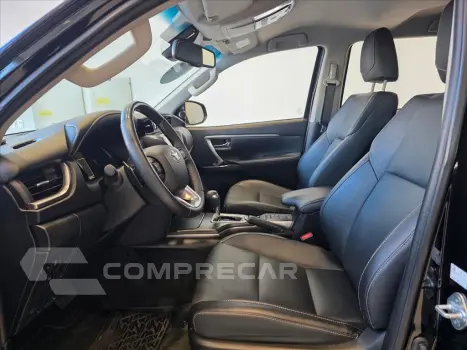 HILUX SW4 2.8 D-4D TURBO DIESEL SRX 7L 4X4 AUTOMÁ
