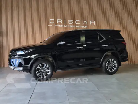 Toyota HILUX SW4 2.8 D-4D TURBO DIESEL SRX PLATINUM 7L 4X4 AUTOMÁTI 4 portas