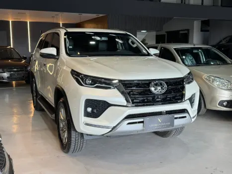 Toyota HILUX SW4 2.8 D-4D TURBO DIESEL SRX 7L 4X4 AUTOMÁTICO 4 portas