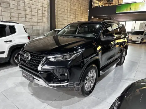 Toyota HILUX SW4 2.8 D-4D TURBO DIESEL SRX 7L 4X4 AUTOMÁTICO 4 portas