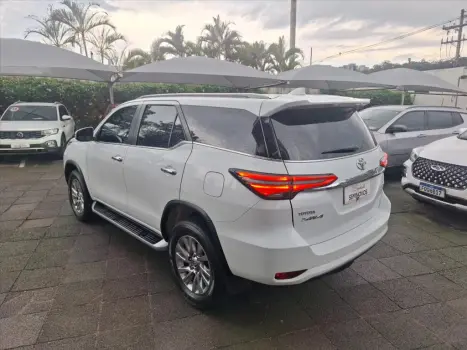 HILUX SW4 2.8 D-4D TURBO DIESEL SRX 7L 4X4 AUTOMÁ